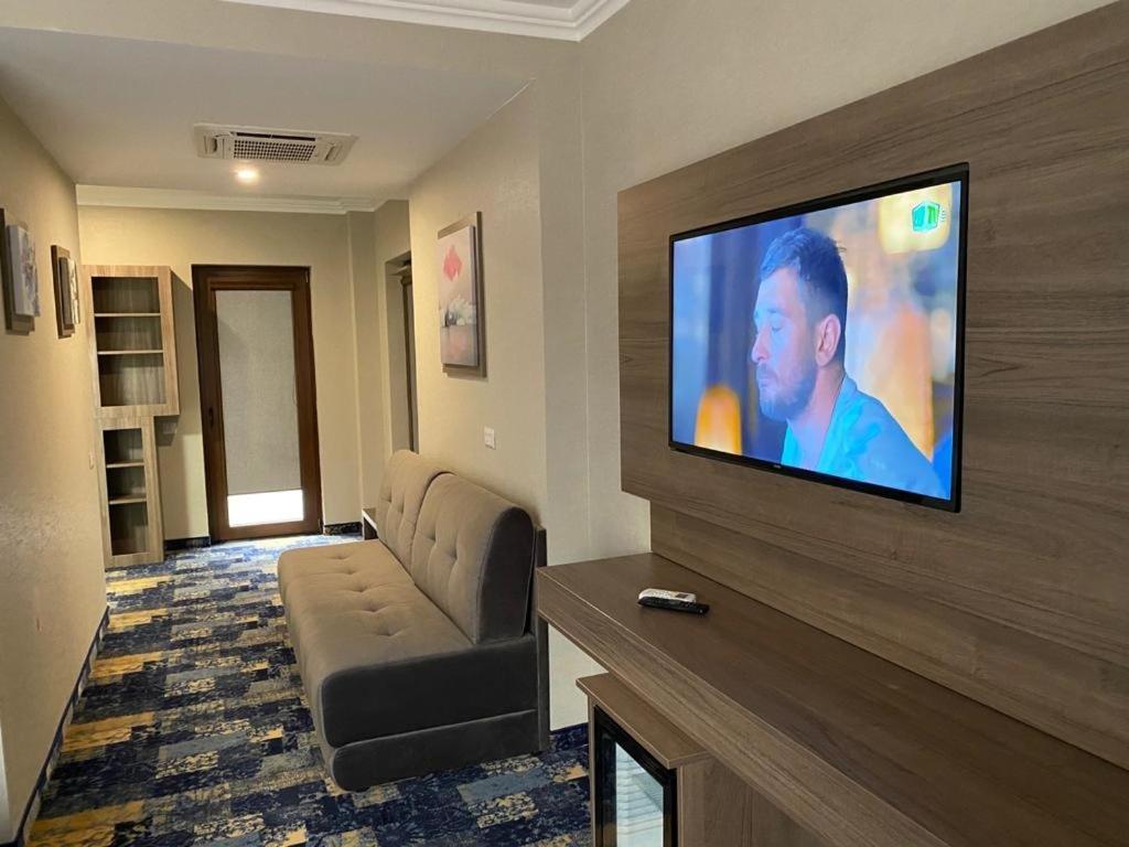 Hotel Yarus Plus Ploieşti Exterior foto