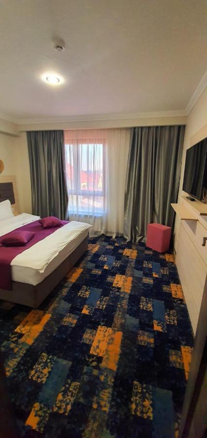 Hotel Yarus Plus Ploieşti Exterior foto