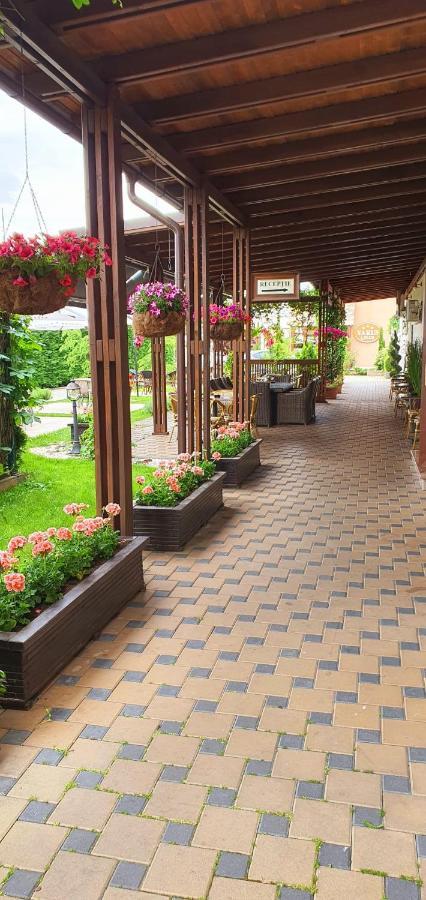 Hotel Yarus Plus Ploieşti Exterior foto