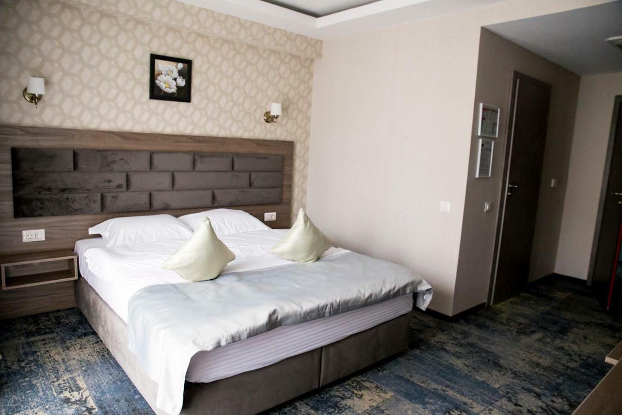 Hotel Yarus Plus Ploieşti Exterior foto