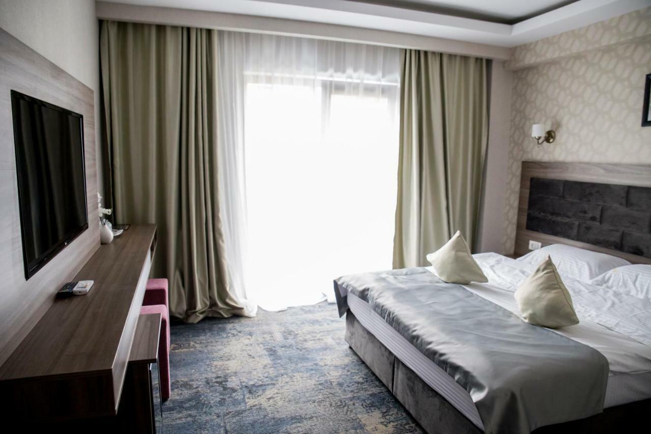 Hotel Yarus Plus Ploieşti Exterior foto