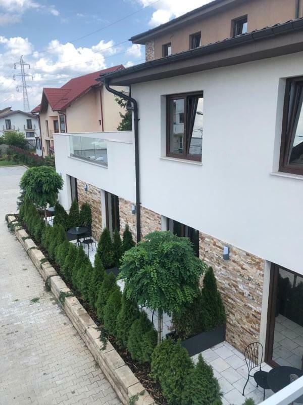 Hotel Yarus Plus Ploieşti Exterior foto
