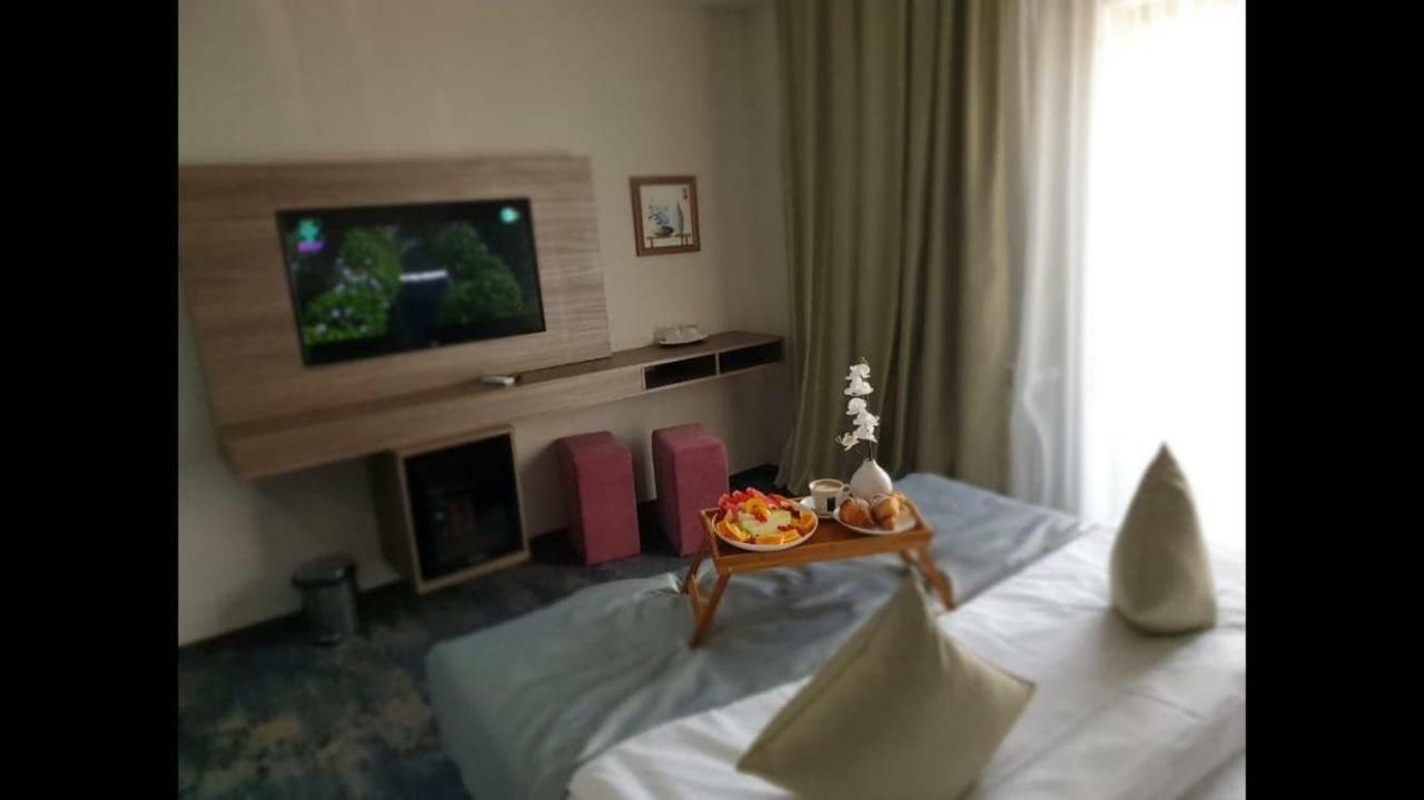 Hotel Yarus Plus Ploieşti Exterior foto
