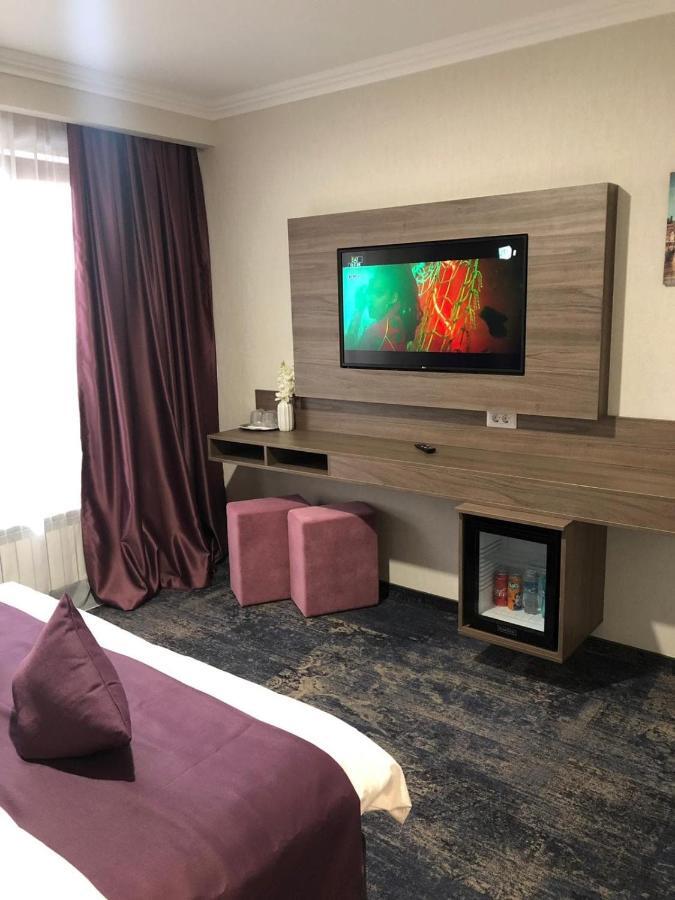 Hotel Yarus Plus Ploieşti Exterior foto