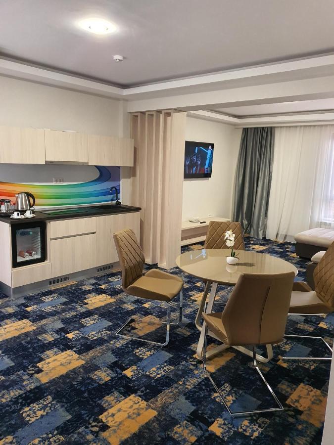 Hotel Yarus Plus Ploieşti Exterior foto