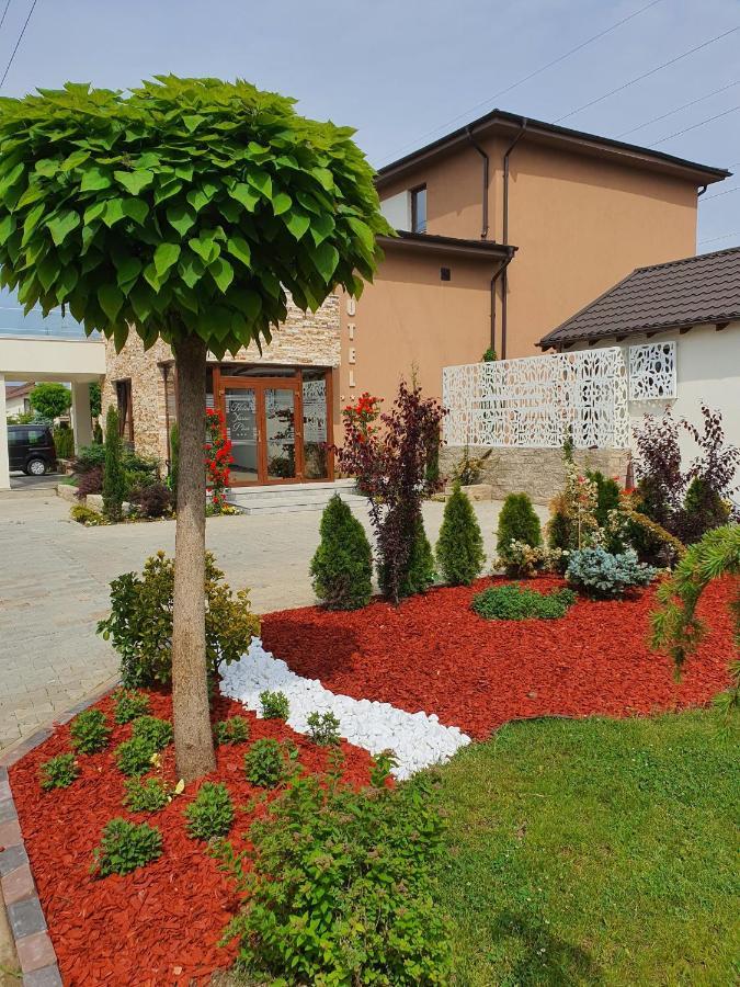Hotel Yarus Plus Ploieşti Exterior foto